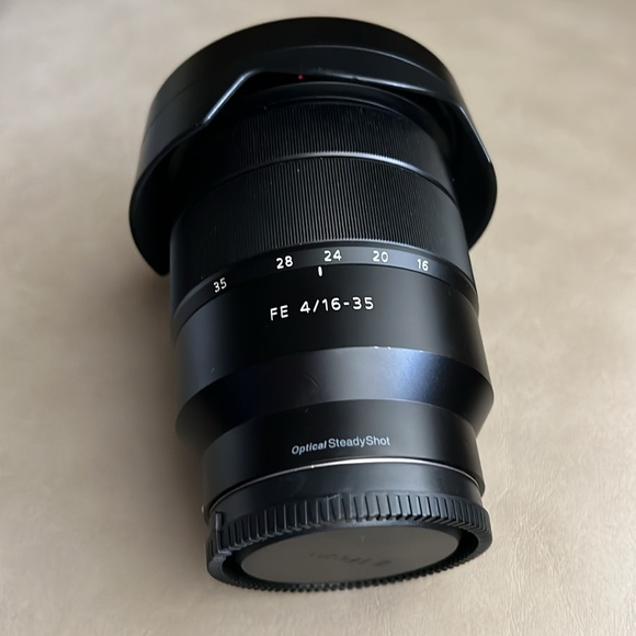 New Sony FE 16–35mm F4 ZA OSS Full-frame Wide-angle Zoom ZEISS Lens - Picture 4 of 9